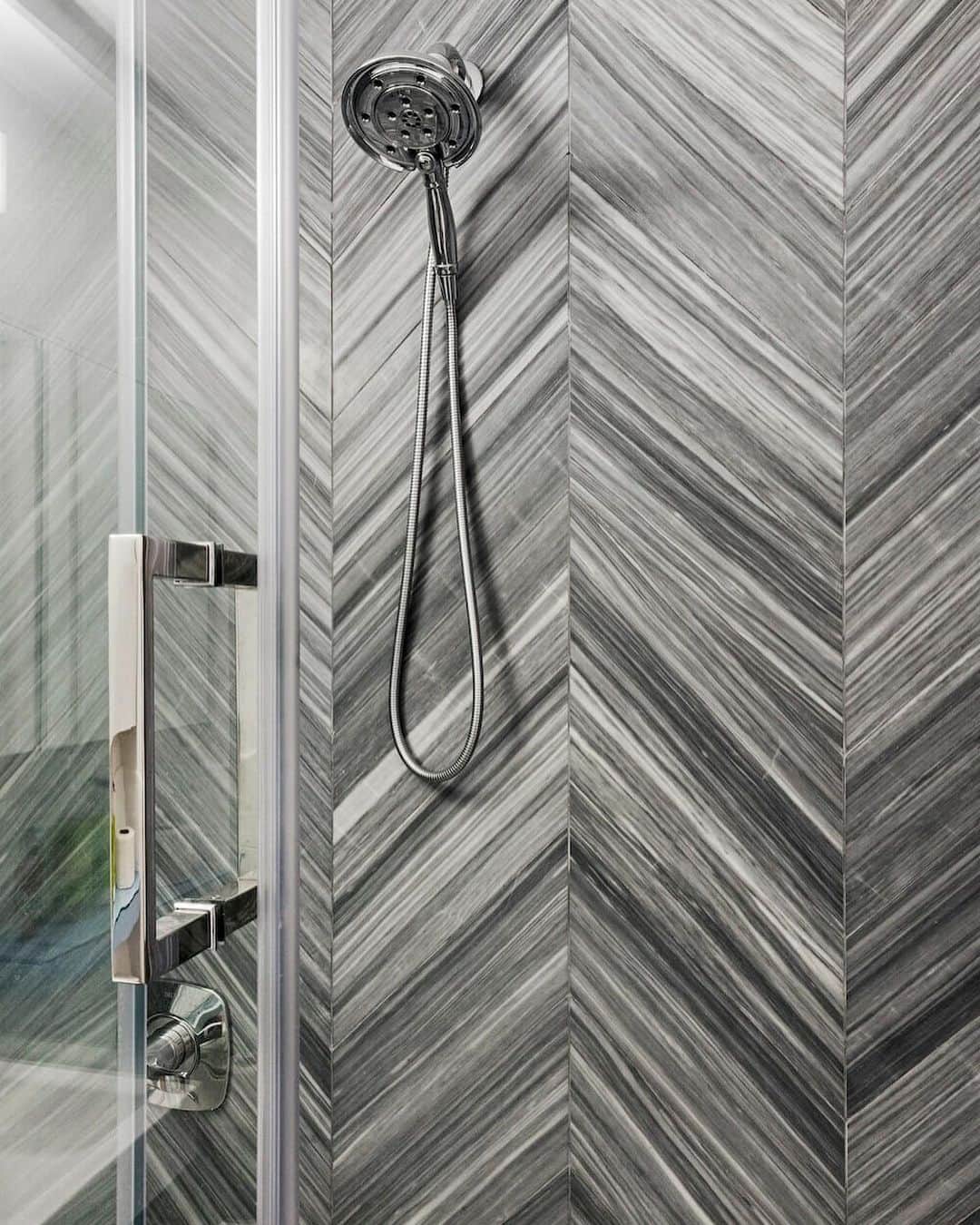 Sweeten Homeのインスタグラム：「Chevron and marble? Yes please! 😍 This renovator knew she wanted something special for her bathroom tile and with the help of her Sweeten contractor, they chose a beautiful chevron marble pattern for a sleek, modern feel. “Showering in my beautiful marble shower every morning is a treat, I’m incredibly happy that I took the renovation plunge”, she shared.⁠⁠ ⁠⁠ Tile via @tilebar⁠⁠」