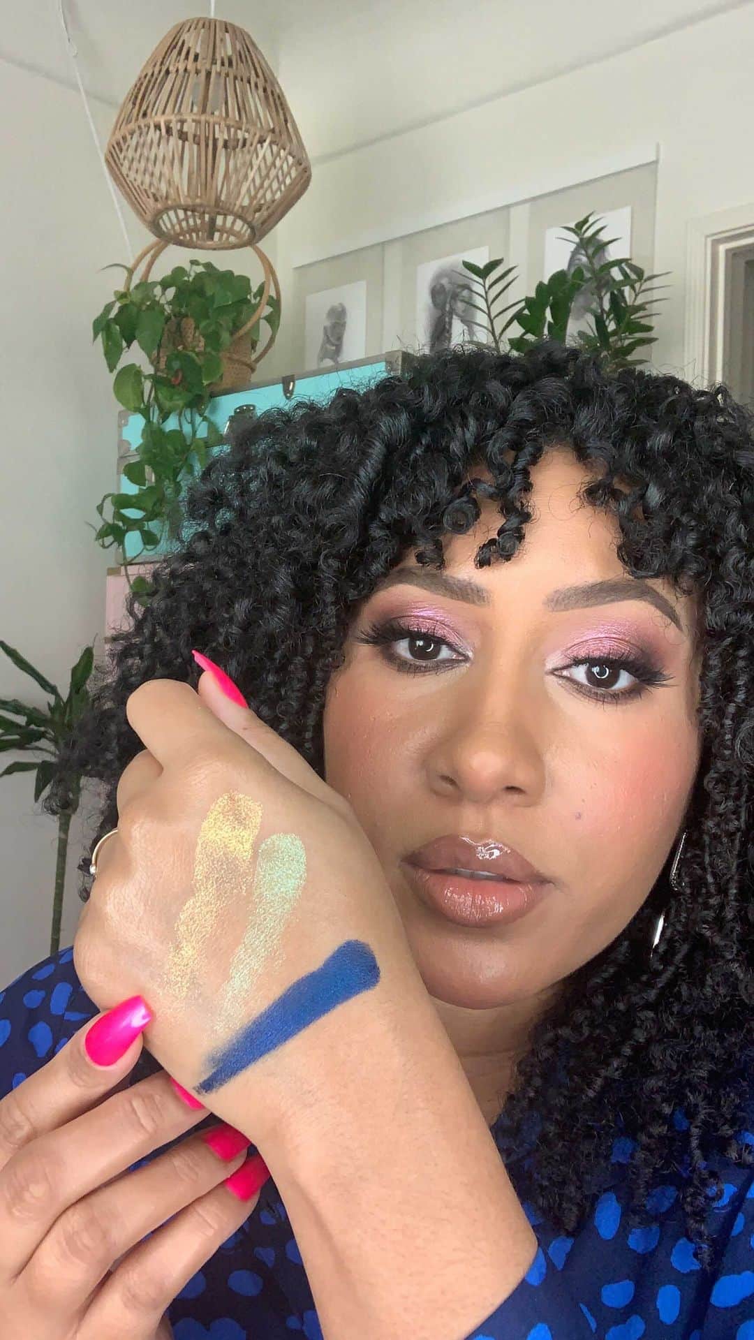のインスタグラム：「@fentybeauty Gloss Bomb @shanidarden Weightless Oil-free Moisturizer @qhemetbiologics Moringa Tree Conditioning Ghee @adwoabeauty Baomint Curl Defining Cream @patmcgrathreal Mothership Palettes V & I」