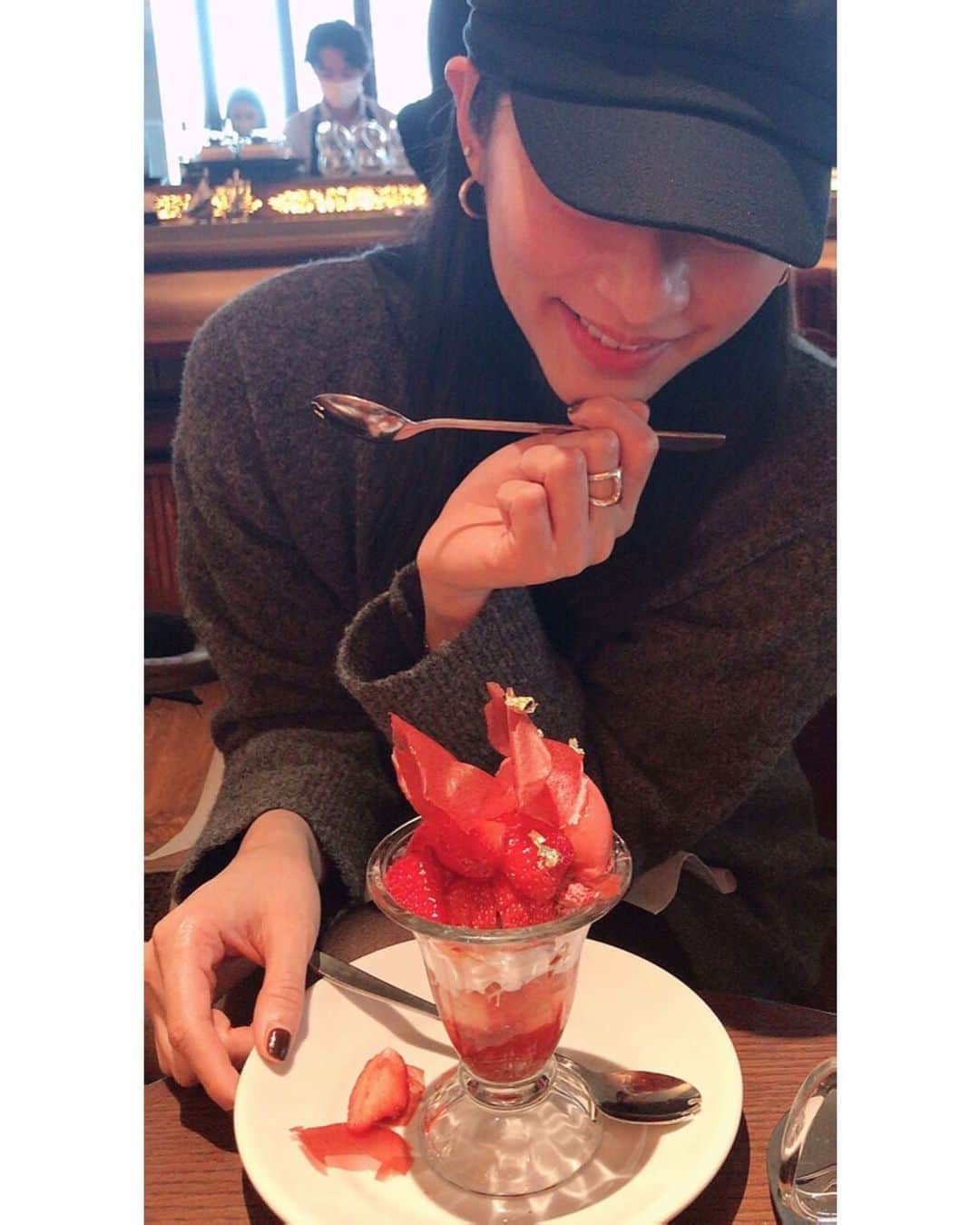のインスタグラム：「美味しいイチゴパフェを食べたよって🍓  #彼女とデートなうに使っていいよ  うん、誰もつかわないよって  美味しいランチでした😋   #belcomo#とちおとめパフェ#🍓」