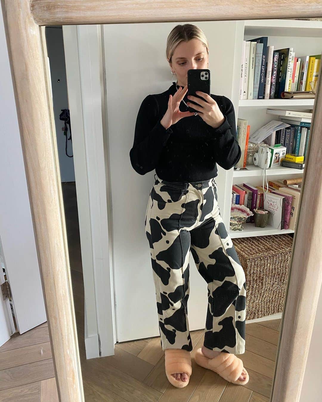 Estée Lalondeのインスタグラム：「🐮 (I really need to dust, hoover effie’s fur ball and organise my bookshelf 😂🙏) #ELwears」
