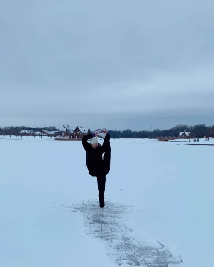 アシュリー・ケインのインスタグラム：「Found a small patch of ice & clearly can’t stop smiling because of it☺️ #texassnow2021」