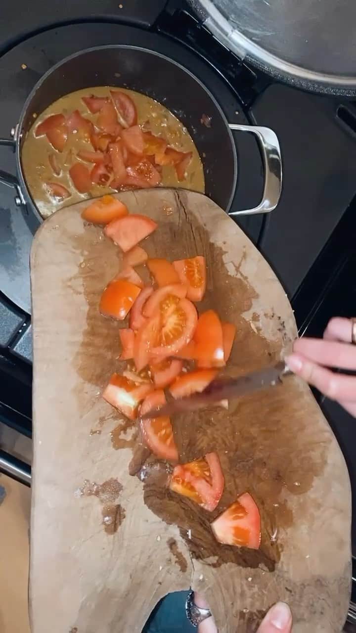 デイジー・ロウのインスタグラム：「Last night to go along with the pilau rice I made a Dahl along with some help from @jordanjaysaul & @janinecsaul ‘s magic recipe...  1 onion 2 cloves of garlic  Fresh ginger About 1 tsp Tumeric About 1 tsp Curry powder 1/2 tsp Cumin 1/2 tsp Cayenne pepper 1 tsp Cinnamon 1 tsp Smoked paprika  300g of Red lentils 1 tin of Coconut milk & hot water  At the end for some extra goodness I added a few chopped tomatoes & a bag of spinach I served it with some natural yogurt and it was DELICIOUS  Happy cooking 🥘♥️」