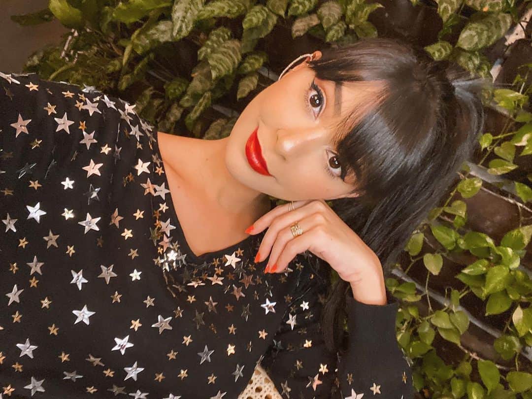 Gabriela Salesのインスタグラム：「Anos que não posto uma foto deitada」