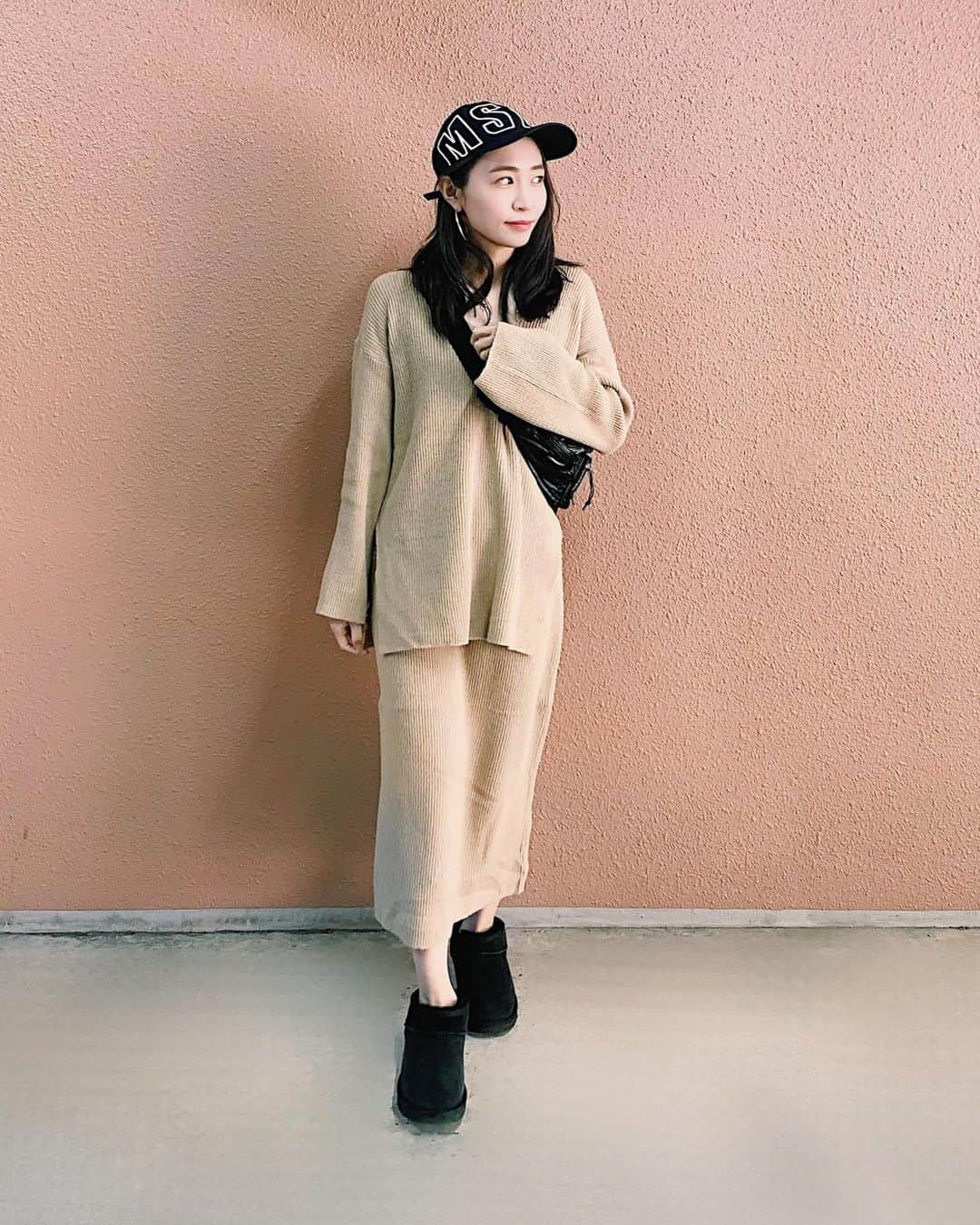 鈴木優美 のインスタグラム：「先日の。 この日は暖かかったけれど、最近暖かいと思って薄着すると寒い😵🖤 . knit setup @esutoreja #esutoreja #エストレジャ  cap @msgm #msgm #エムエスジーエム  bag @ysl #ysl #サンローラン  shoes @ugg #ugg #アグ  pierces @mariablackjp #mariablack #マリアブラック  . . 今日は華金ー！ よしっ頑張ろ🖤 . . . . . . #ニットコーデ #ニットセットアップ #カジュアルコーデ #シンプルコーデ #冬コーデ #ベージュコーデ #スポーティーコーデ #ご近所コーデ #お散歩コーデ #ママリ #ママガール #新米ママ #2児ママ #ママコーデ #mamagirl #mamari #mama #instagood #instalike」