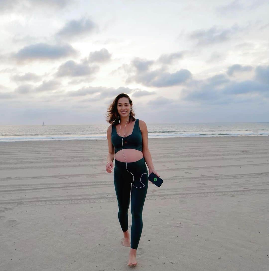 Livのインスタグラム：「I'm a routine person that likes to take daily walks to my Discover Weekly playlist on @Spotify. 🎶✨Premium features are key because it’s ad-free. Do you have any songs or podcasts that inspire you? Sharing mine on stories #spotifypartner #spotifypremium」