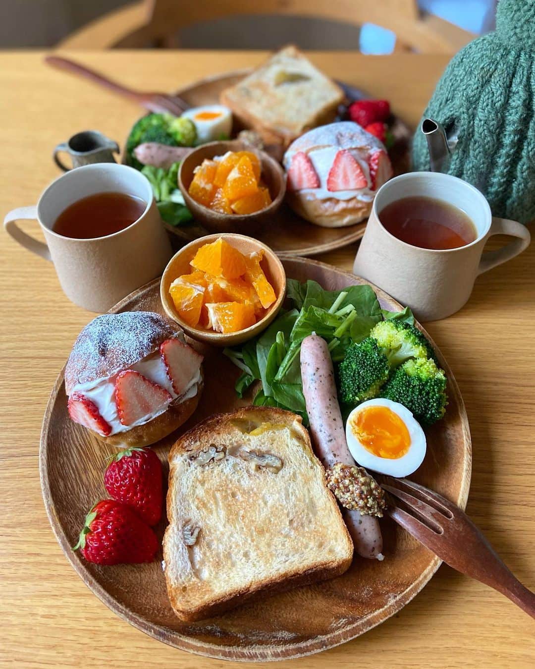 みかさんのインスタグラム写真 - (みかInstagram)「2021.2.19  おはようございます  今日のあさごはんは  ・安納芋とくるみの食パン ・マリトッツオ風 ・青じそソーセージ ・サラダほうれん草、ブロッコリー ・ゆでたまご ・はるみ、紅ほっぺ  今朝は神田川ベーカリーさんのパンで。 もちもちふんわりなミニパン、 プチのプレーンで 話題のスイーツ、マリトッツオ風を 作ってみました。 本物食べたことないから正解かは謎だし オール生クリームは厳しいお年頃につき 半量は水切りヨーグルトに。  ヨーグルトと甘さ控えめ ホイップでさっぱりして美味しい😋 パンももちっとでペロリでした。 本物食べてみたいな〜  今日は免許の更新に行こうと 休みとりました。 今回もゴールド維持できた✨ （維持の為意地でも運転しない疑惑😂） 久々ちゃんとメイクした気が💦 マスク生活も早1年ですね。 マスク外して過ごせる日が来るのは いつになるのか、、  今日もたっぷり歩こう〜  #あさごはん#朝ごはん#朝食#朝ごパン#マリトッツオ#マリトッツオ風#いちごマリトッツオ#うつわ好き#桑原典子#ティーコゼー#breakfast#morning#cooking#maritozzo#igersjp#locari#おうちごはん#おうちごはんlover#フーディーテーブル#朝時間」2月19日 9時02分 - mikasko