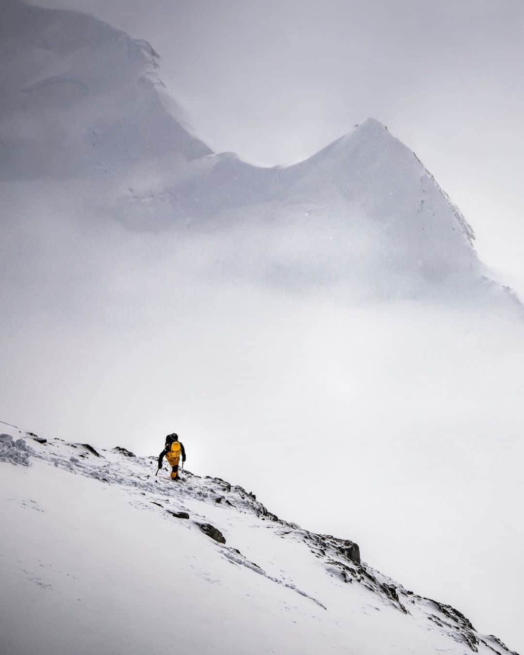 のインスタグラム：「@conrad_anker cloud walking on Mount Tyree, Antarctica  @thenorthface」