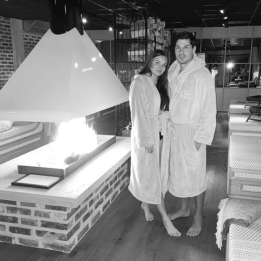 のインスタグラム：「2 fantastiska år med dig mi Amor och ser fram emot många fler med dig. Tú y yo por siempre ❤️」