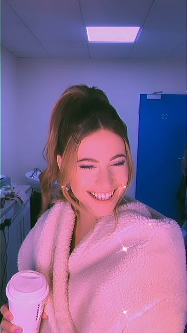ピクシー・ロットのインスタグラム：「💎✨ @thebradylea @carolinebarnesmakeup」