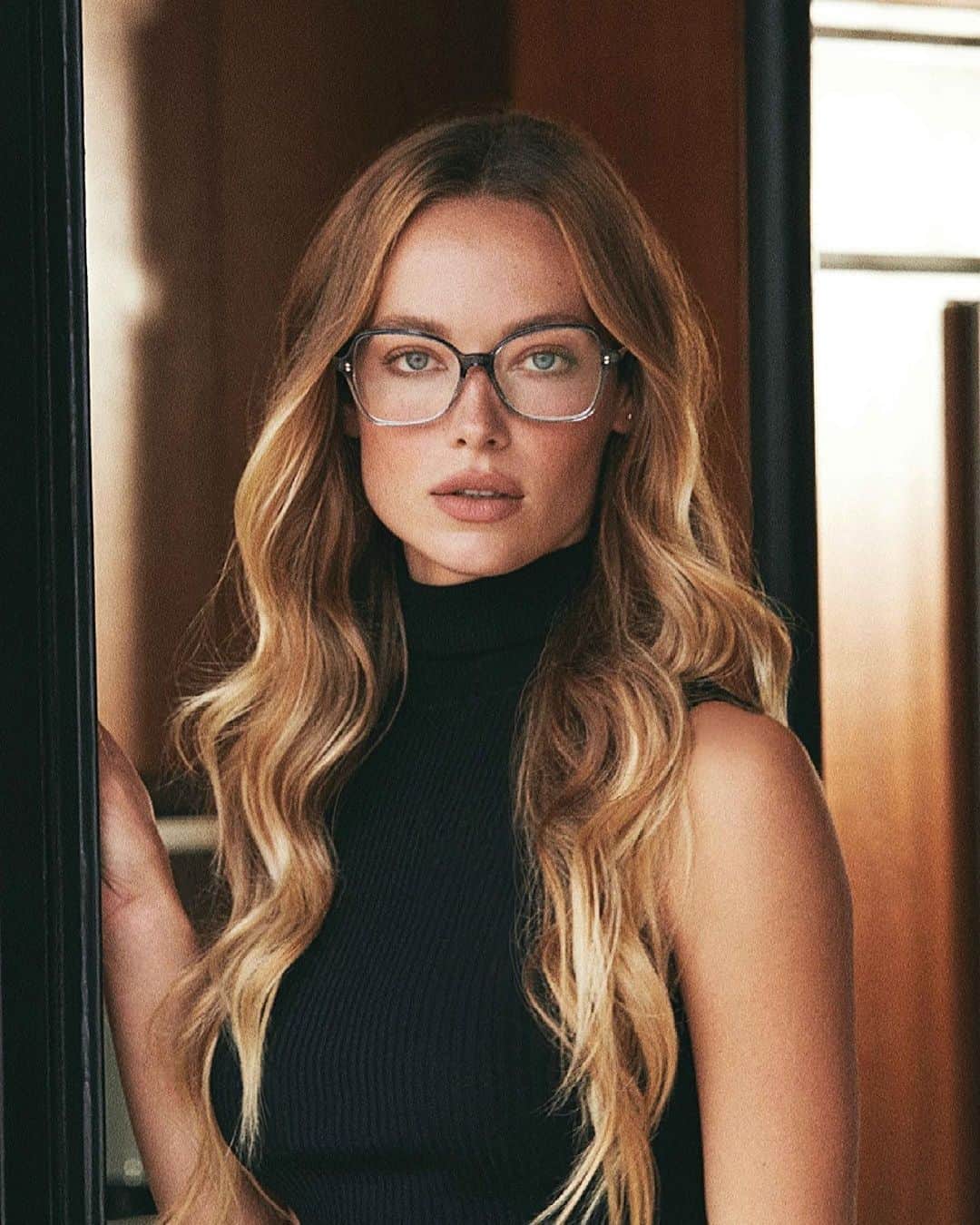ハナー・ファーガソンのインスタグラム：「@oliverpeoples 👓  OLIVER PEOPLES 2021 campaign  Creative Director: @mrtagliaferri Brand Director: @suppjc Photographer: @dennisleupold Produced by: @Johnny_pascucci @jasonagronphoto DP: @basilfauchier⁠ Styling: @donaldlawrence8 @ayumishibatadesign ⁠ Hair: @owengould ⁠ Makeup: @nikkideroest ⁠」