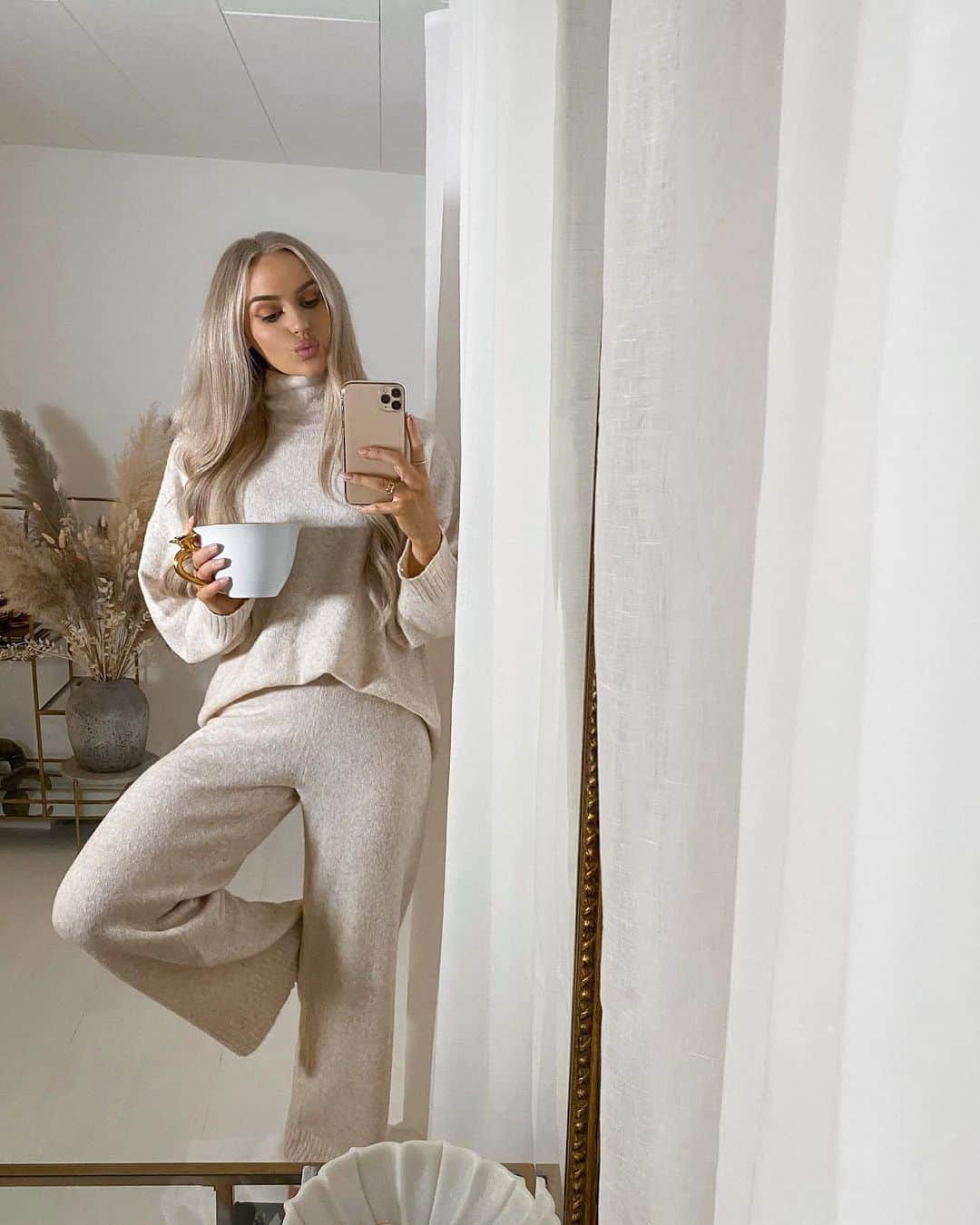 Anna Nyströmのインスタグラム：「Thursday uniform ☁️」