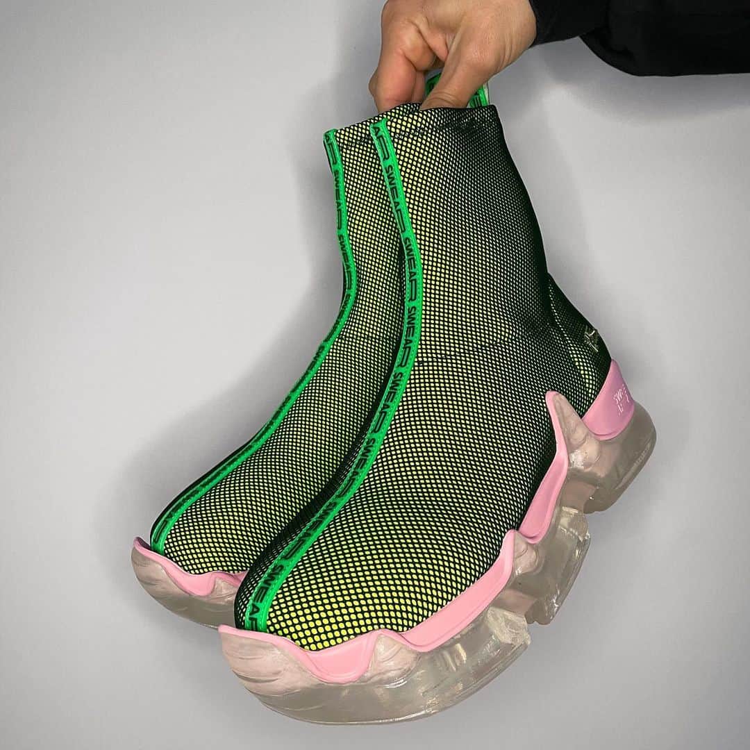 スウェアのインスタグラム：「The AIR Trigger in neon yellow neoprene and layered with black mesh, is the perfect sock boot for the weather. The neon green and baby pink details are giving to the silhouette a more futuristic vibe. Available on Farfetch.com. #swearlondon⁠⁠ ⁠⁠ Your made to order footwear will be ready to be shipped within 5 weeks.」