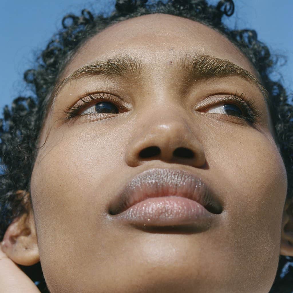 ドゥラメールのインスタグラム：「“I think the lack of opportunities and access to view the work of female photographers in exhibitions and public art spaces is one of the key factors that drove me to open my own arts space. I feel it’s hugely important to be exposed to a diverse range of artists as a source of inspiration, and we shouldn’t have to rely on the huge, established, unfortunately all too often white-led spaces, platforms, brands, and media outlets to give us what is necessary.”⁣ ⁣ “I would like to see less monopoly over the industry, a wider range of perspectives from artists, directors, etc. More people given opportunities to share their views with the world. One amazing thing about being able to access commercial photography is that my work in a way becomes public art, and I would love more freedom to present people that I would like to see on billboards and in ad campaigns, in a truer and more honest way. I think in recent years, the beauty market has become much more accessible, especially front facing, and I would love that to be reflected behind the scenes.” — Ronan Mckenzie, photographer and multi-disciplinary artist @ronanksm @__selasi__ @home_by_ronanmckenzie」