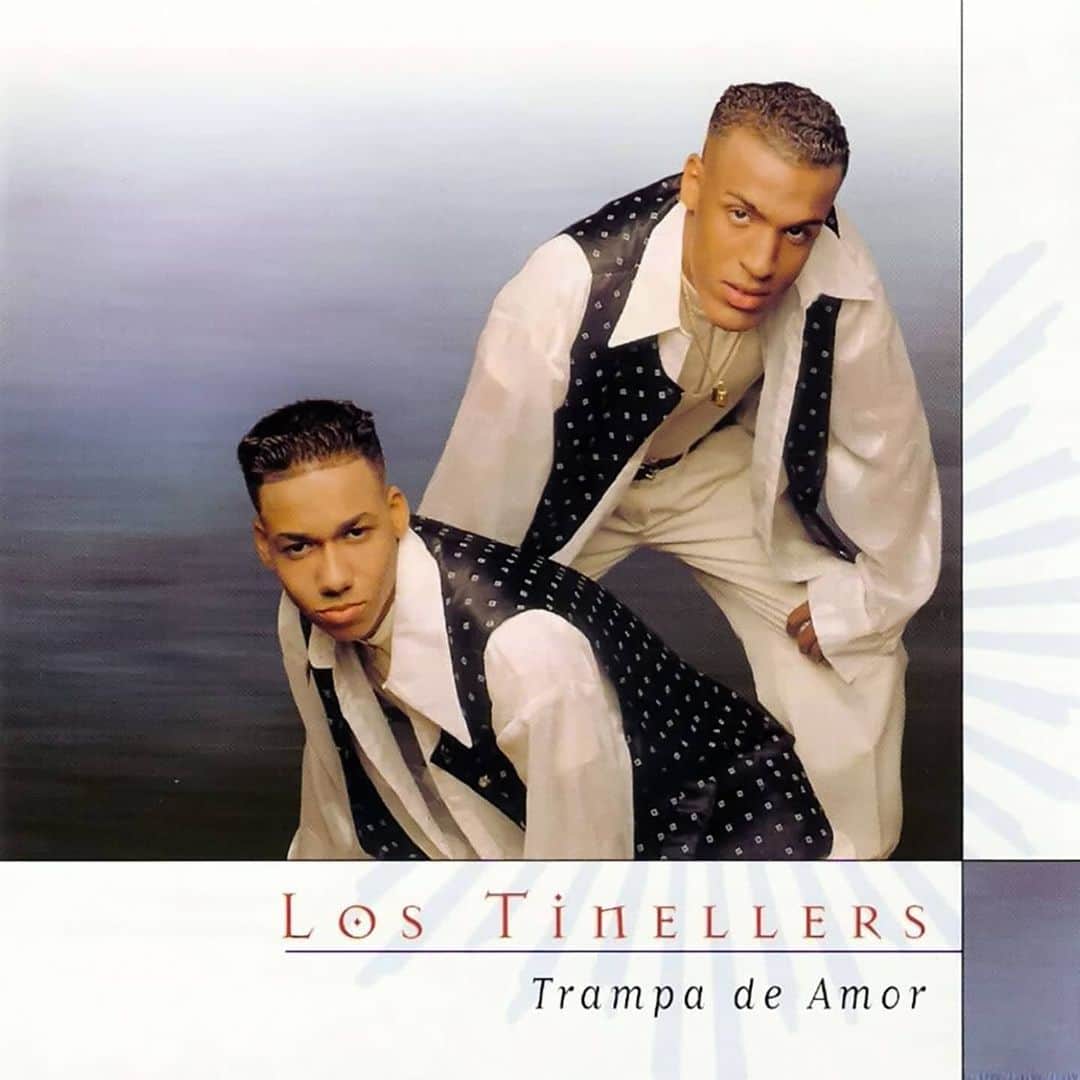 ロメオ・サントスのインスタグラム：「En esta foto tenía 14 años de edad.  No entendía el negocio de la música.   Grabamos este disco con mucha ilusión, pero muy poca experiencia. Creo que vendimos 4 copias, las que compramos Lenny, Mikey, Henry y yo. Lol   Sentimos una decepción por el fracaso de esta producción, hasta el punto que, por poco tiramos la toalla. No entendíamos como un disco tan vacano (mis palabras textuales), no se había pegado.   Unos 2 años después conocimos un visionario - el señor Julio Cesar - que nos aseguraba que todas esas canciones de mi puño y letra, los arreglos musicales de Lenny, los coros de mi primo Henry, y el estilo de Mikey, si eran vacanas. El decía que el problema fue la poca calidad en las grabaciones y la pobre publicidad y mercadeo, entre otras cosas.    Años después, la mayoría de las canciones grabadas en “Los Tinellers” se pagaron.  Pero después de acertar como Aventura bajo la dirección de Julio Cesar y el sello Premium Latín Music, el factor más importante que dejamos por desapercibido, no era la inexperiencia, o que necesitábamos una disquera. Fue que el tiempo de Dios es perfecto.  Hoy a mis 39 años de edad tengo otros ideales.  Mi perspectiva es que nuestra fe en dios, nuestra perseverancia, disciplina y dedicación, son los factores que verdaderamente determinarán nuestro futuro.   Look for your genius talent, because we all have one.」