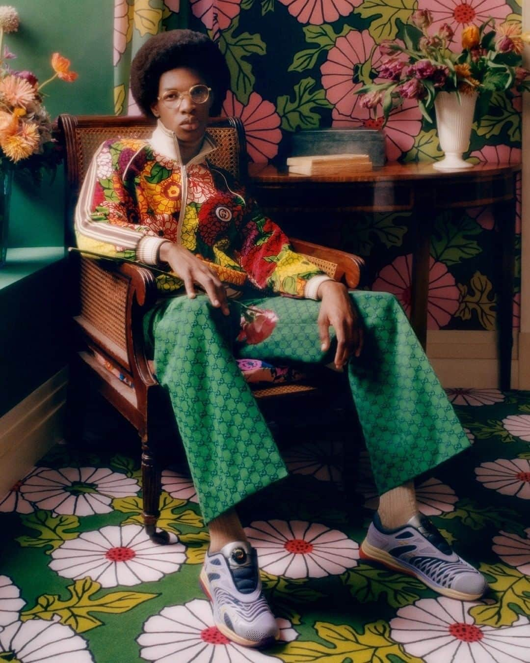 グッチさんのインスタグラム写真 - (グッチInstagram)「Enhancing the timeless, retro-influenced mood of #GucciEpilogue, @alessandro_michele chose botanical prints from @kenscott.archives in a vibrant palette and applied them to special #GucciKenScott pieces including ready-to-wear and accessories. Discover the #GucciKenScott collection through link in bio. #AlessandroMichele」2月19日 4時00分 - gucci