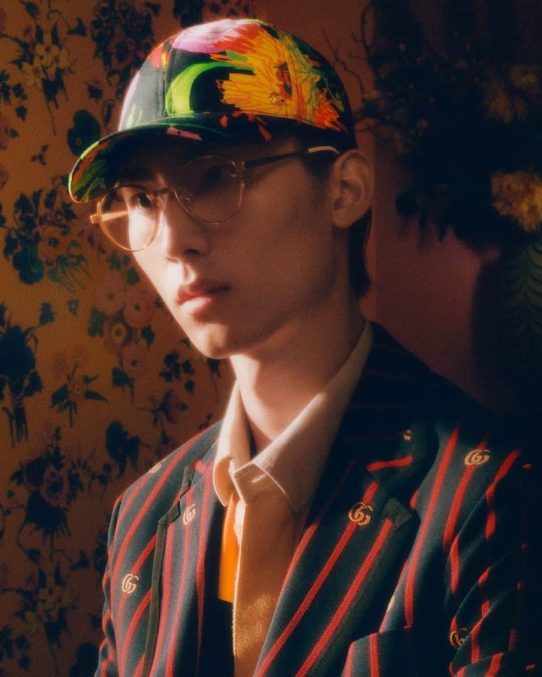 のインスタグラム：「Enhancing the timeless, retro-influenced mood of #GucciEpilogue, @alessandro_michele chose botanical prints from @kenscott.archives in a vibrant palette and applied them to special #GucciKenScott pieces including ready-to-wear and accessories. Discover the #GucciKenScott collection through link in bio. #AlessandroMichele」