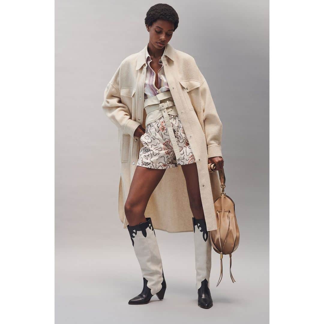 のインスタグラム：「Étoile Spring-Summer 2021 @karlyloyce captured wearing an Étoile SS21 look including the Fontia coat and Litz boots.  Discover more through the link in bio  #IsabelMarantÉtoile #IsabelMarant」