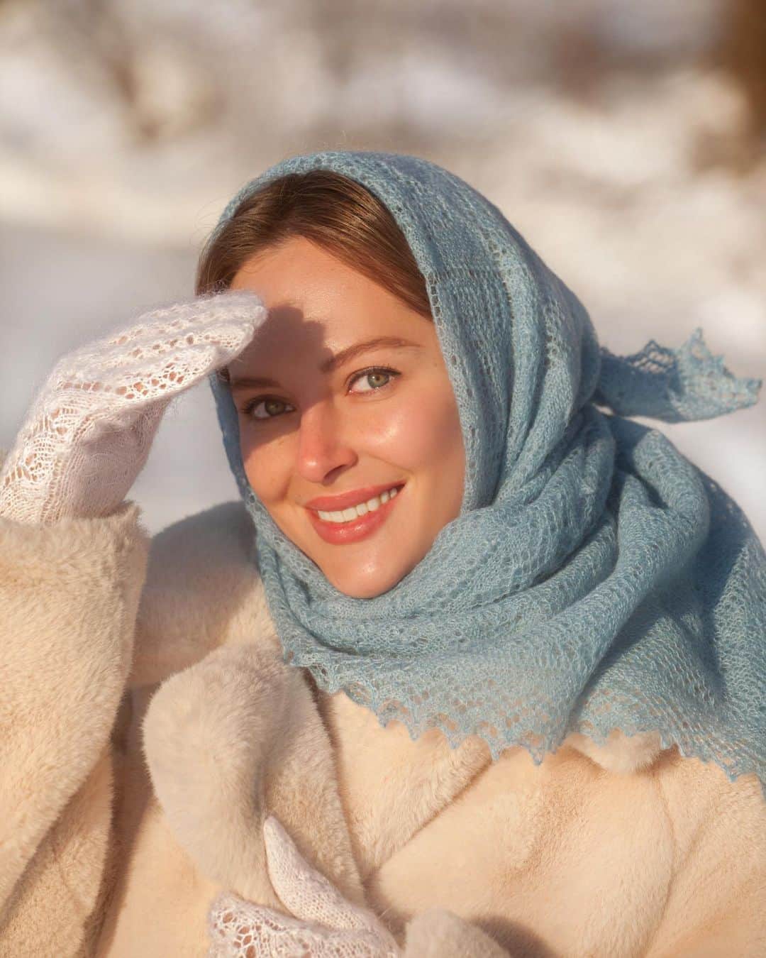ヴィクトリア・ツラノーヴァさんのインスタグラム写真 - (ヴィクトリア・ツラノーヴァInstagram)「Зима не будет зимой, если я не сфоткаюсь в платочке... мне больше нравится первое фото. А вам 1/2/3 или 4?」2月19日 4時03分 - victoria.tsuranova