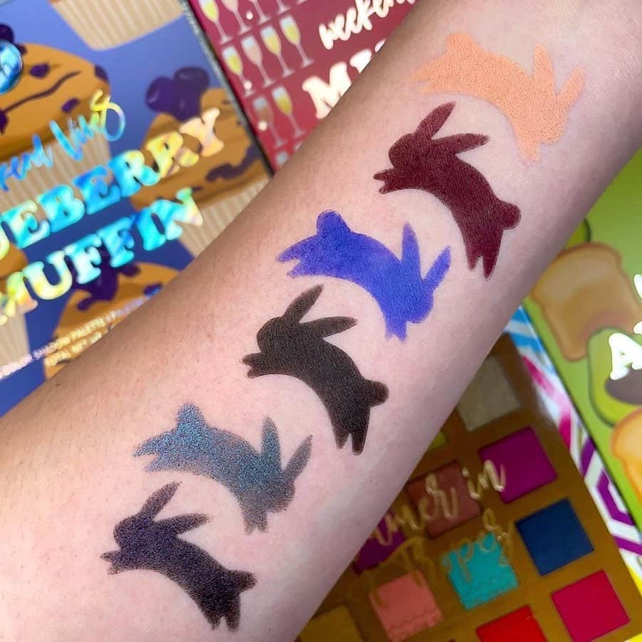 BH Cosmeticsのインスタグラム：「The muffin with the mostest 🫐 Did you know that our Blueberry Muffin - 16 Color Shadow Palette won @peta’s #LibbyAward for best cruelty-free (and vegan!) shadow palette?! 🐇  📸: @bakeandglow  #WeekendVibes #bhcosmetics」