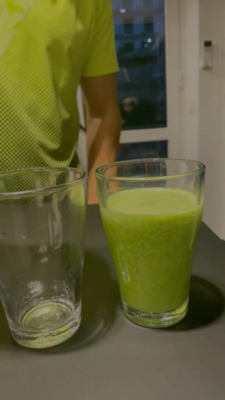 ジェシカ・スターリングのインスタグラム：「Jugo verde 🥒🥬🥦🍋  •Limón • perejil  • apio  • espinaca  • pepino mediano   Recomendacion: Tener todo picado para guardarlo en bolsas Ziploc y ponerlo en el  congelador. Es mucho mas fácil y rápido para el momento que quieras tomarlo... Beneficios:  -Oxigenar el organismo. -Activar la circulación sanguínea. - controla el apetito  -Combatir células cancerígenas. -Proveer de energía natural al organismo. -Mejorar la digestión, por su alta cantidad de fibra.  Pd: No sabe delicioso😅😅」
