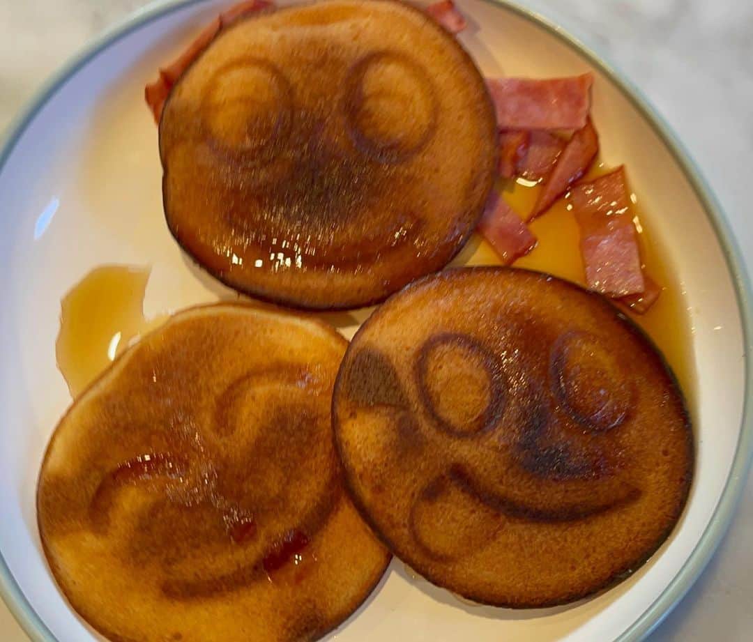 デイビット・チャンさんのインスタグラム写真 - (デイビット・チャンInstagram)「Hugo’s 🥞 more successful today. Thank you @maiashibutani for the pancake pan assist  #cleanplateclub」2月19日 4時24分 - davidchang