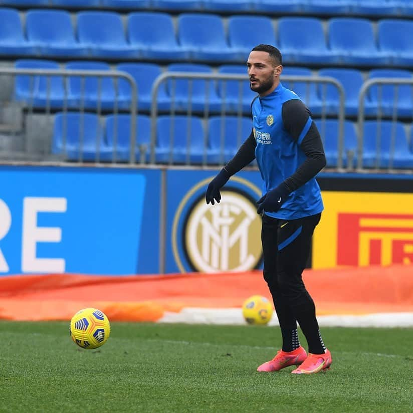 ダニーロ・ダンブロージオのインスタグラム：「#Training —-> #MilanInter 🖤💙 @Inter  #inter #forzainter #amala #team」