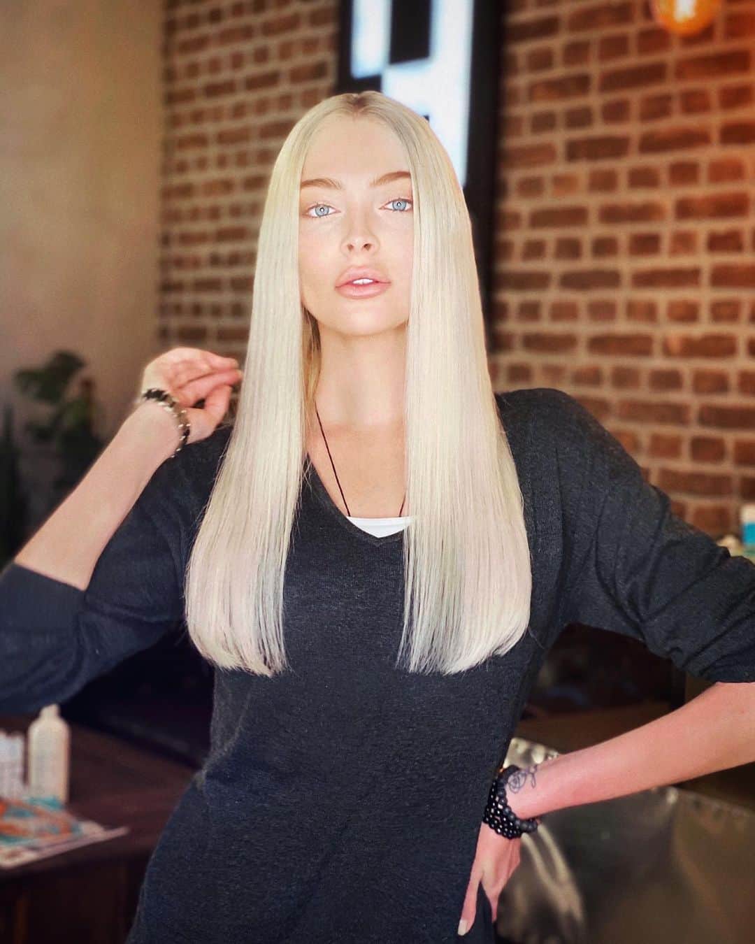 Alena Shishkovaのインスタグラム：「All the best @4hair_ 🤍」