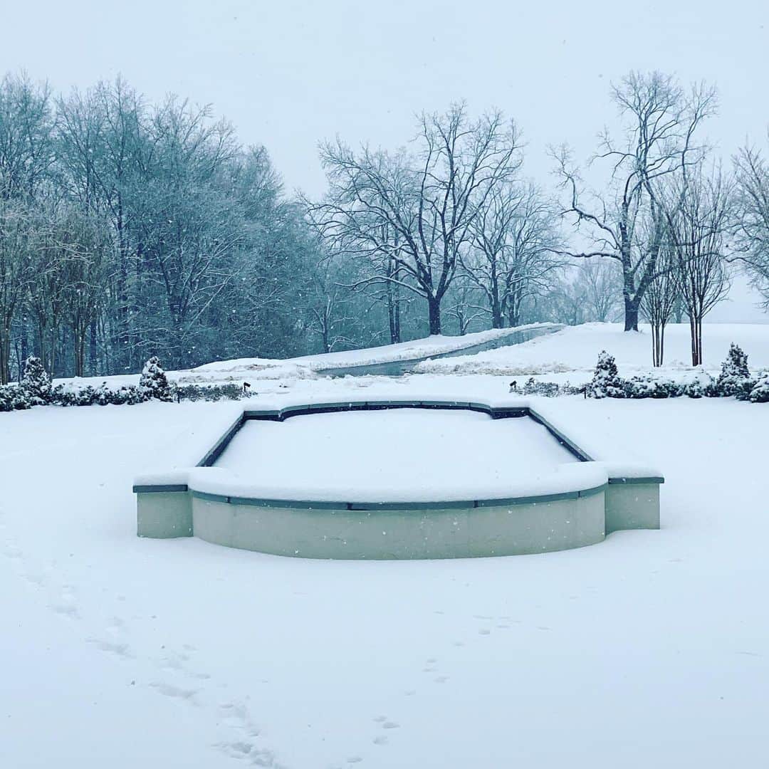 のインスタグラム：「Dear Mother Nature... You’re pissed off. We get it, now STOP! I got some packages I need from Amazon. 😂」