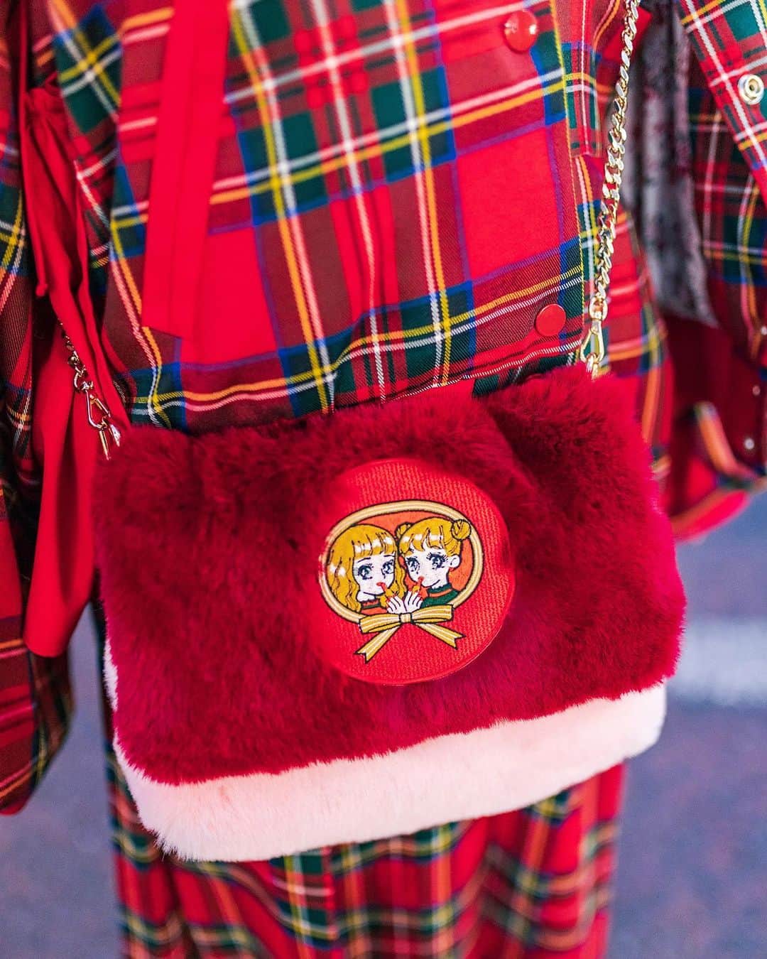 Harajuku Japanさんのインスタグラム写真 - (Harajuku JapanInstagram)「Akari (@akari07k) on the street in Harajuku wearing a red plaid bomber jacket and matching plaid skirt by Japanese fashion brand HEIHEI with a furry @HEIHEI_official bag, a HEIHEI heart shaped beret, a plaid face mask, and Mary Jane shoes.」2月19日 4時33分 - tokyofashion