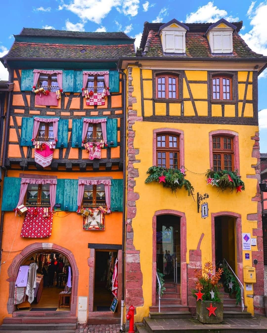 Travel + Leisureさんのインスタグラム写真 - (Travel + LeisureInstagram)「With pastel-hued timbered houses, flower boxes hanging from window sills, and 12th-century churches with bell towers and winding canals, visiting the French commune of Riquewihr is like stepping into a real-life fairy tale. Head to the link in bio to get our list of destinations in France where the locals love to go. #tlpicks courtesy of @delafuentecam」2月19日 4時35分 - travelandleisure
