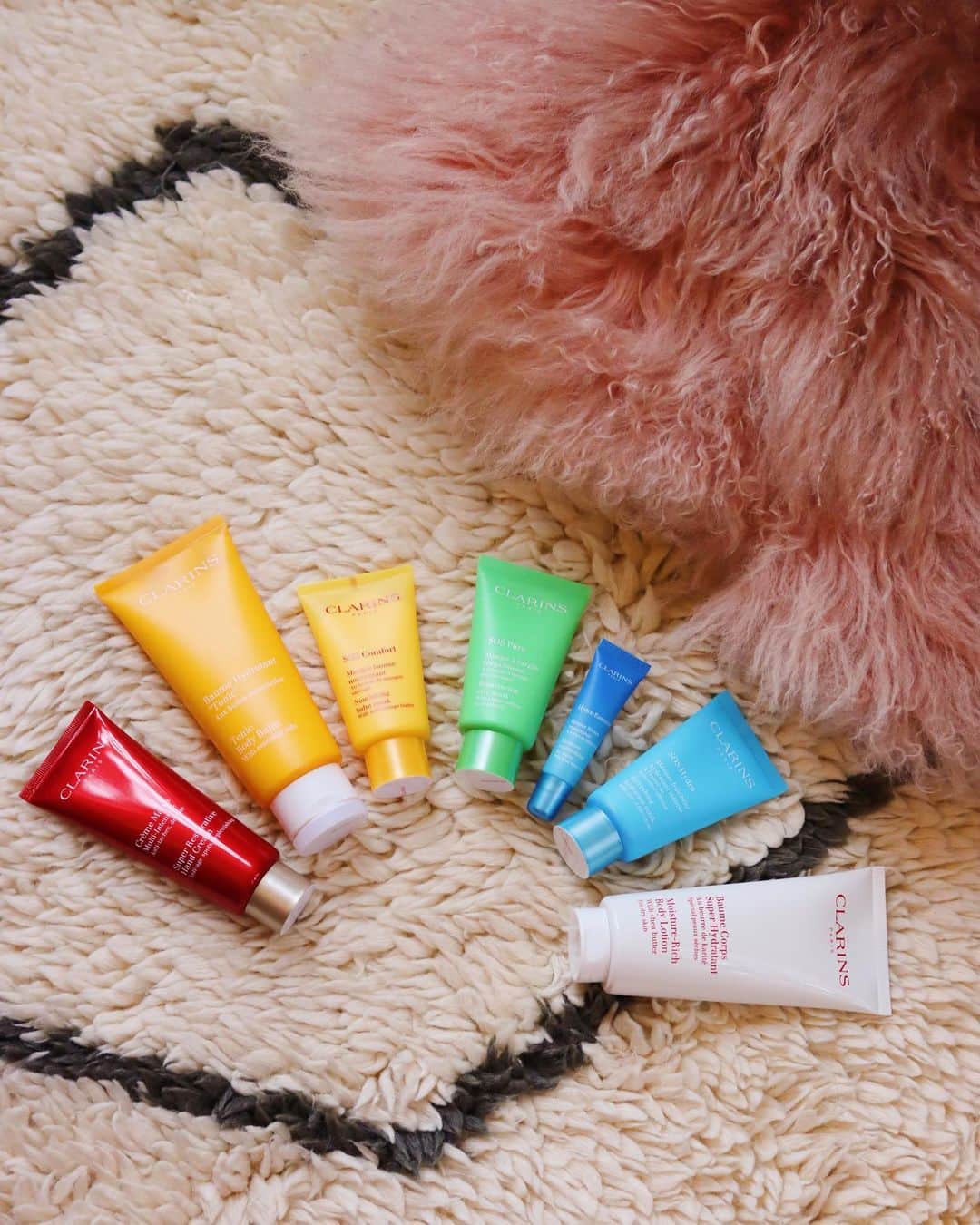 ClarinsUKさんのインスタグラム写真 - (ClarinsUKInstagram)「@heartzeena is keeping things colourful - even her self-care routine! She agrees that uplifting energy can be achieved through little self-care beauty rituals ❤️  #WeCare #CocooningCollection」2月19日 4時42分 - clarinsuk