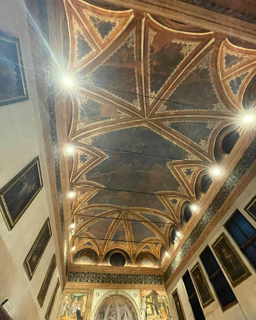 キアラ・フェラーニさんのインスタグラム写真 - (キアラ・フェラーニInstagram)「Today, invited by our friends @biancocosmelli from @ifexperience we were able to visit two insane places in Milan: Sacrestia del Bramante, Casa degli Atellani (a private house turned into a museum) and @lavignadileonardo, a vineyard that was gifted to Leonardo da Vinci from Ludovico il Moro to thank him for his Last Supper mural 🙏🏻」2月19日 4時44分 - chiaraferragni