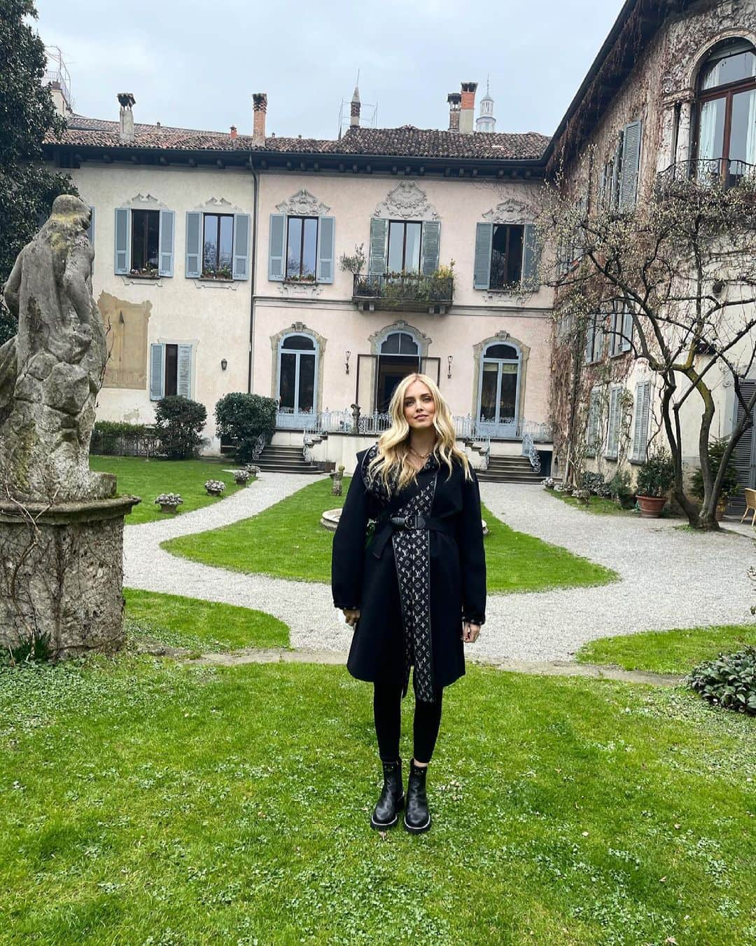 キアラ・フェラーニさんのインスタグラム写真 - (キアラ・フェラーニInstagram)「Today, invited by our friends @biancocosmelli from @ifexperience we were able to visit two insane places in Milan: Sacrestia del Bramante, Casa degli Atellani (a private house turned into a museum) and @lavignadileonardo, a vineyard that was gifted to Leonardo da Vinci from Ludovico il Moro to thank him for his Last Supper mural 🙏🏻」2月19日 4時44分 - chiaraferragni