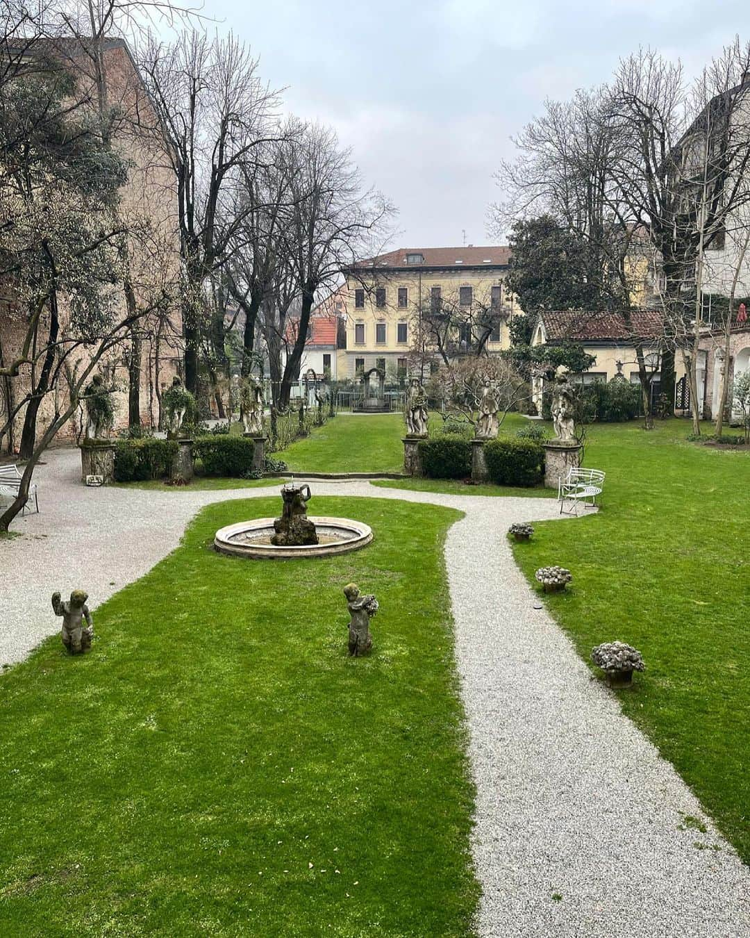 キアラ・フェラーニさんのインスタグラム写真 - (キアラ・フェラーニInstagram)「Today, invited by our friends @biancocosmelli from @ifexperience we were able to visit two insane places in Milan: Sacrestia del Bramante, Casa degli Atellani (a private house turned into a museum) and @lavignadileonardo, a vineyard that was gifted to Leonardo da Vinci from Ludovico il Moro to thank him for his Last Supper mural 🙏🏻」2月19日 4時44分 - chiaraferragni