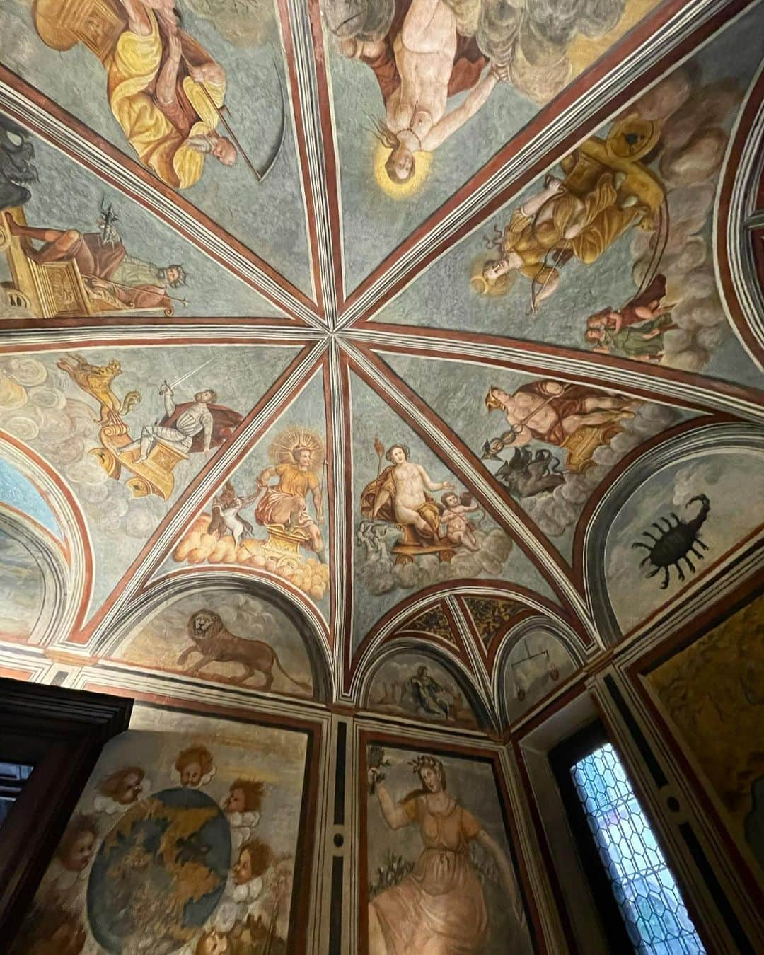 キアラ・フェラーニさんのインスタグラム写真 - (キアラ・フェラーニInstagram)「Today, invited by our friends @biancocosmelli from @ifexperience we were able to visit two insane places in Milan: Sacrestia del Bramante, Casa degli Atellani (a private house turned into a museum) and @lavignadileonardo, a vineyard that was gifted to Leonardo da Vinci from Ludovico il Moro to thank him for his Last Supper mural 🙏🏻」2月19日 4時44分 - chiaraferragni