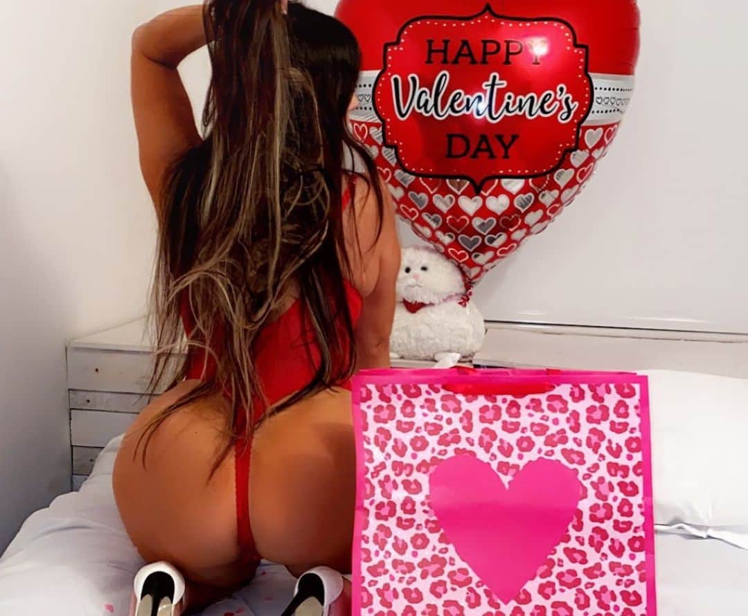 クラウディア・ロマーニさんのインスタグラム写真 - (クラウディア・ロマーニInstagram)「1, 2, 3, 4 or 5?  Make it Valentine’s every day .. celebrate love .. don’t take it for granted !!! More pics? Tap Bio !! 📸: @chrisvehovec」2月19日 4時44分 - claudia_romani