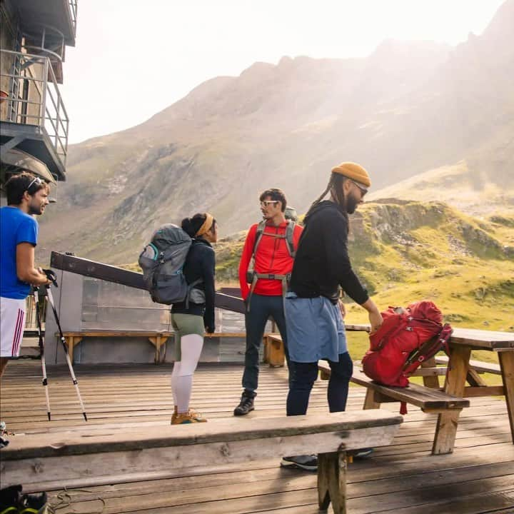 グレゴリーのインスタグラム：「“Andiamo!” The Italian mountains are calling...can you hear them? #throwbackthursday #bucketlist   Vid: @thecolorbrown」