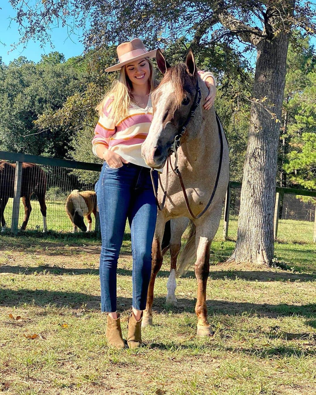 ケイト・アプトンのインスタグラム：「Say hello to Daisy 🐴😍」