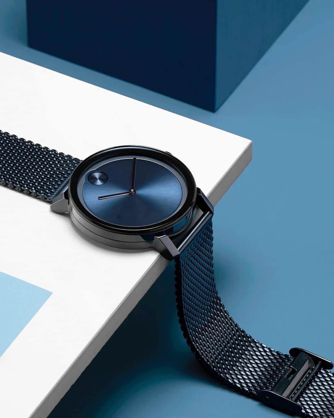 モバードのインスタグラム：「We've got the winter blues...don't miss out on this striking #MovadoBOLD Evolution piece with a comfortable mesh bracelet and blue-toned dial. Available now on Movado.com.」