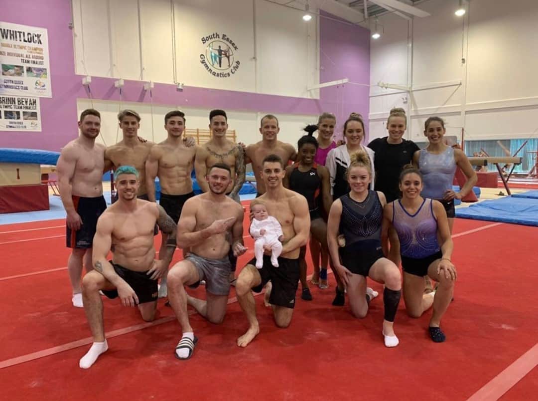 マックス・ウィットロックのインスタグラム：「So happy we got this picture to show Willow when she’s older 😊 So many great gymnasts all in one photo ⠀ ⠀ @superstarsofgymnastics #ThrowbackThursday」