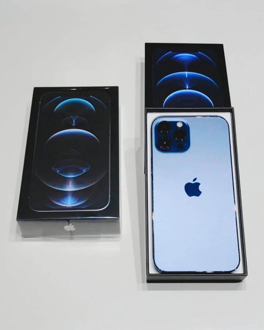 アンドレア・デンバーのインスタグラム：「🎁 PARTICIPATE TO WIN THESE IPHONES 12 🎁 THE GIVEAWAY IS INTERNATIONAL, YOU CAN PARTICIPATE FROM ANY PART OF THE WORLD ✅  It's very easy 👇🏼 To participate: Follow these little steps. 1️⃣ LIKE this photo. 2️⃣ FOLLOW all the accounts @repletodesorpresas is following "very important" we will verify it. 3️⃣ Comment "Ready" many times to the official giveaway's account. 😎 THAT'S ALL!  ✅ The winners will announced on Sunday 21 February. 🍀 !¡Good luck!  🎁 PARTECIPA PER VINCERE QUESTI IPHONES 12 🎁IL GIVEAWAY È INTERNAZIONALE, PUOI PARTECIPARE DA QUALSIASI PARTE DEL MONDO ✅   È molto facile 👇🏼  Per partecipare:  Segui questi piccoli passaggi.  1️⃣ METTI MI PIACE a questa foto.  2️⃣ SEGUI tutti gli account che @repletodesorpresas sta seguendo "è molto importante" verrà verificato .  3️⃣ Commenta "Ready" molte volte sull'account ufficiale del giveaway. 😎 È TUTTO!   ✅ I vincitori saranno annunciati domenica 21 febbraio.  🍀Buona fortuna!」