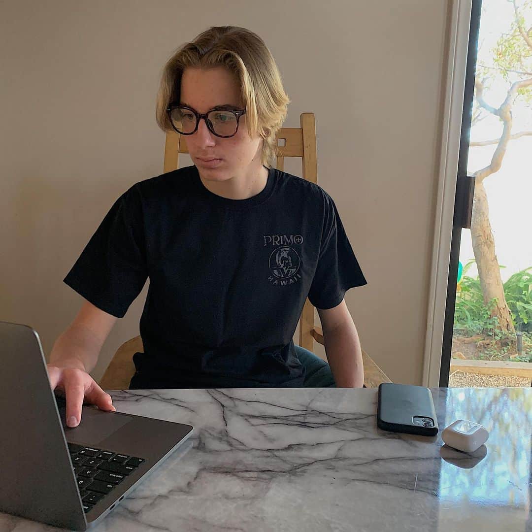 マリブシャツのインスタグラム：「ℙ𝕣𝕚𝕞𝕠 ℍ𝕒𝕨𝕒𝕚𝕚 𝕥𝕖𝕖 -We’ve got your Zoom attire covered💻🤙🏼」
