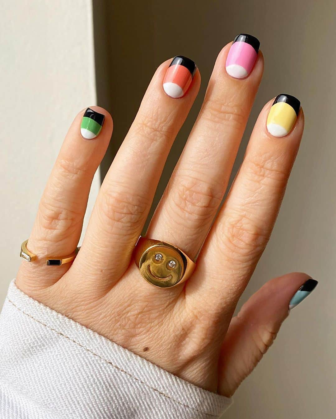 Soniaさんのインスタグラム写真 - (SoniaInstagram)「An easy way to refresh your mani💅 for everyone who can’t see their nail tech as much as they’d like these days. 💛Tips in the comments🌈 #springnails  - Pinkie ring: @littleskystone Smiley ring: @hello.gilbert」2月19日 5時09分 - badgirlnails