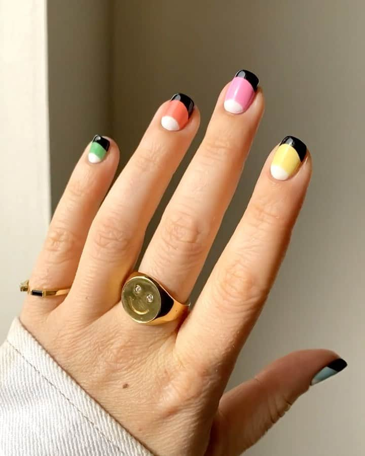 Soniaのインスタグラム：「An easy way to refresh your mani💅 for everyone who can’t see their nail tech as much as they’d like these days. 💛Tips in the comments🌈 #springnails  - Pinkie ring: @littleskystone Smiley ring: @hello.gilbert」