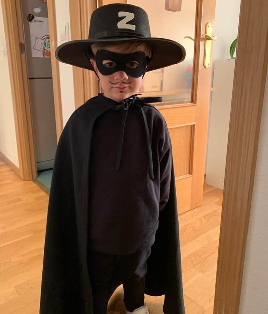 アントニオ・ルナのインスタグラム：「Dice que papá se ha disfrazado de vampiro feo, y él de zorro guapísimo , esto último lo dice su papi que muere enterito con su gordote 😍♥️」