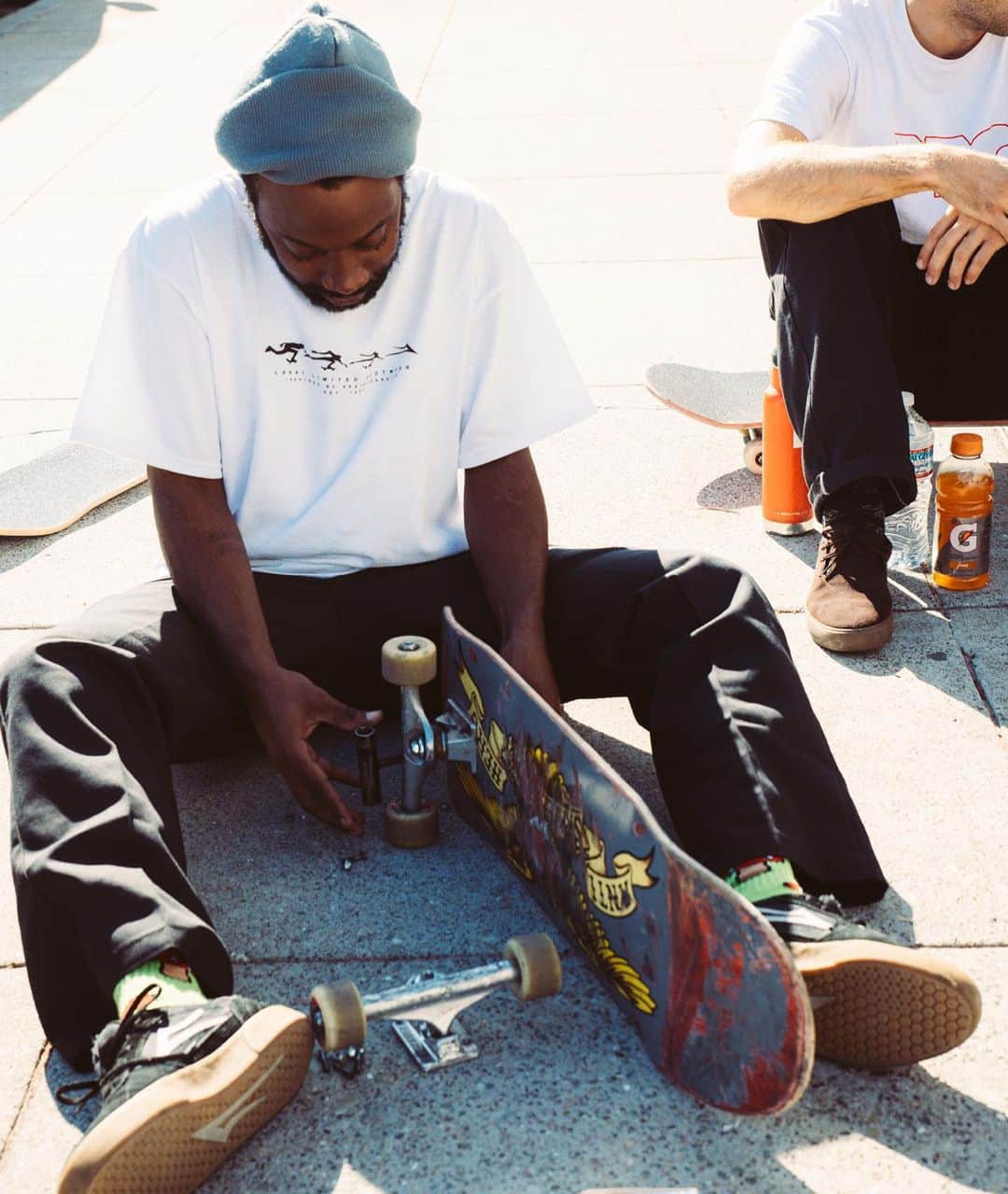 ラカイリミテッドフットウェアのインスタグラム：「@dontae_smith setting up a new one in the Evolve Tee Available in White and Black at Lakai.com #Lakai #TheShoesWeSkate」
