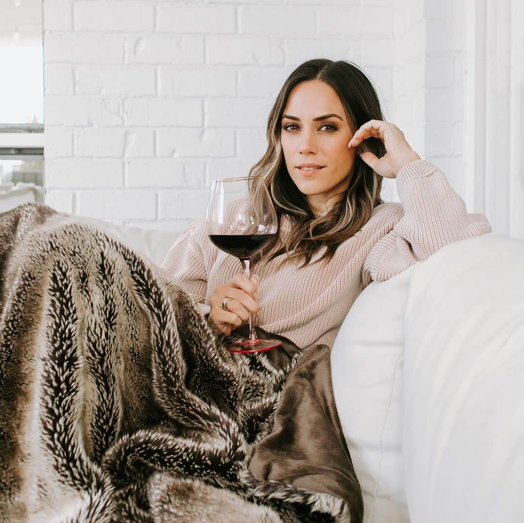 ジャナ・クレイマーのインスタグラム：「It’s national wine drinking day!!! Cheers from me to you with my @onebrickwine . Big news coming next week🍷!! Any guesses to what it’ll be????」