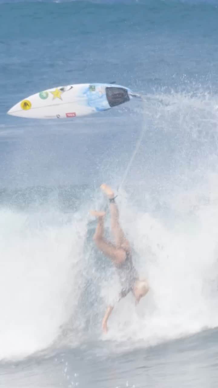 タティアナ・ウェストン・ウェブのインスタグラム：「cheeky lil reel of some fun turns at Haleiwa⚡️💗😛 // @iconam @rockstarenergy」