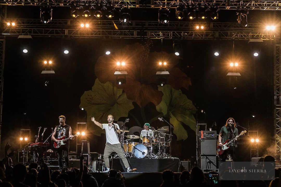 Magic!のインスタグラム：「#tbt to the 2018 Mayjah Rayjah Festival in Hawaii. Who was there??  📸 by @jaycobsierra」