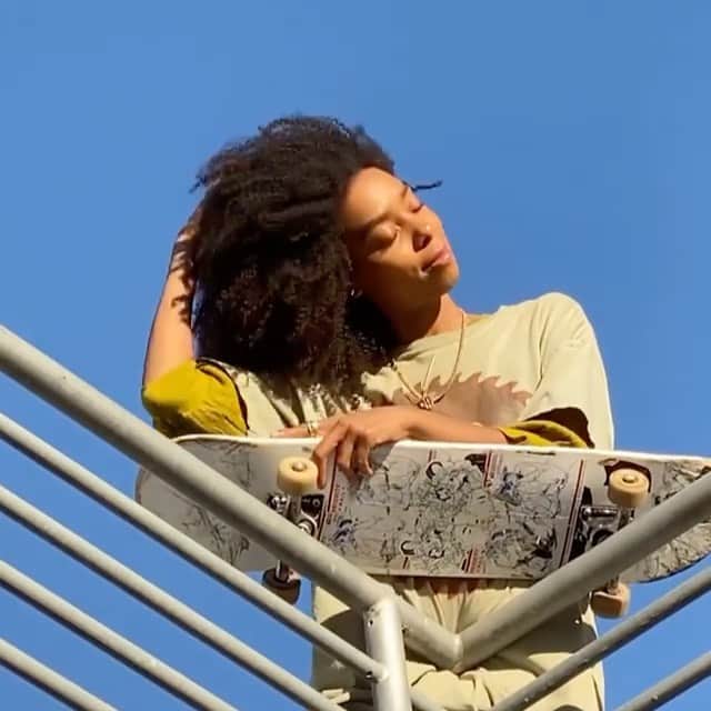 Revlonのインスタグラム：「Wherever you go, whatever you do, you deserve a foundation that moves with YOU. 🛹  @brianaking shows off our #ColorStay Light Cover Foundation in style. The formula is light and long lasting to stay put for up to 12 hours—no matter where your day takes you.  Now we want to see how you roll. Show us where you take your makeup using #MakeupMoves.」